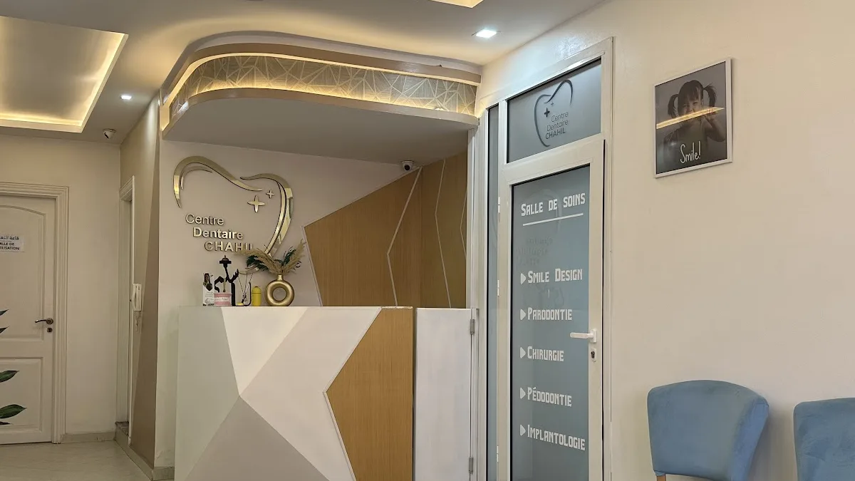 Intérieur du cabinet et entrée de salle de soins